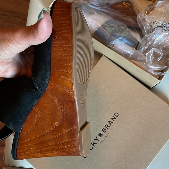 Lucky Brand NWT Black suede leather Wedges . Size 8.5 never worn still in box - Picture 4 of 7